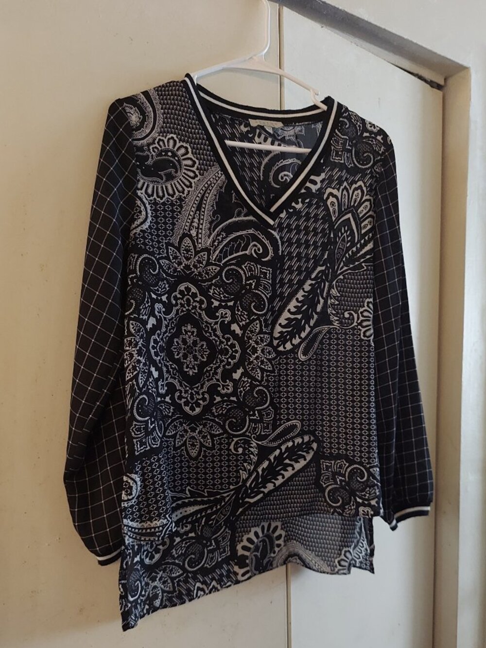 Black & White Paisley Print Tunic Top [Needs Repairs]